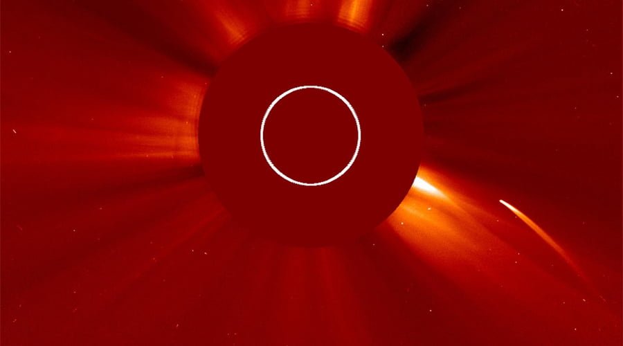 Cometa mergulhando no Sol