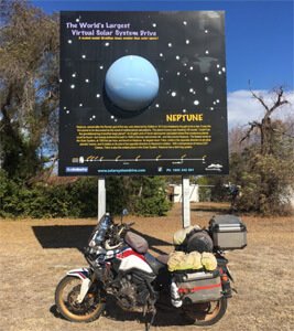 Placa de Netuno, numa escala do Sistema Solar na Austrália