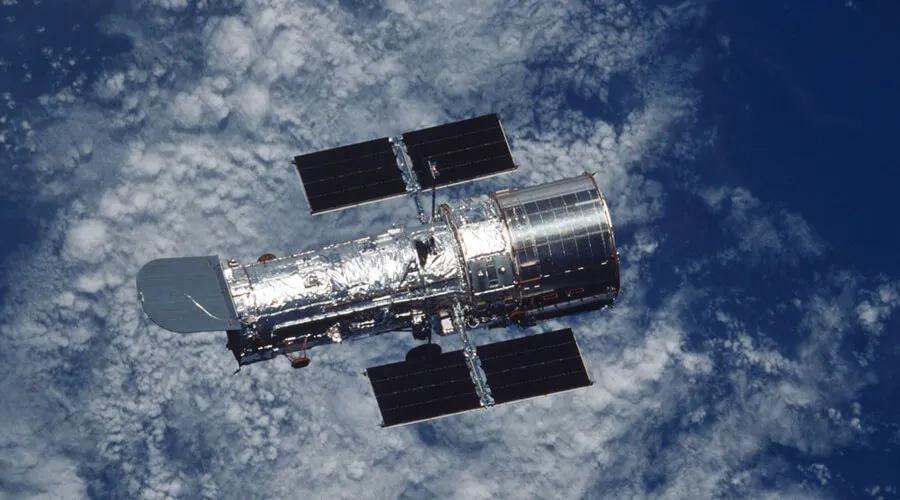 Telescópio espacial Hubble fotografado em órbita da Terra