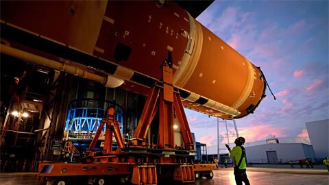 NASA reestrutura programa Artemis após múltiplos atrasos Técnicos averiguam estágio central do foguete SLS em Nova Orleans. Foto: NASA.