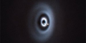 ois planetas em formação em torno da estrela jovem WISPIT 2. Crédito: VLT.