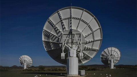 Antenas do radiotelescópio MeerKAT, na África do Sul