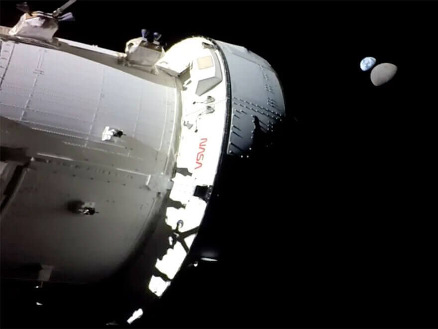 Orion vê a Lua começando a encobrir a Terra, mais distante Orion, Terra e Lua