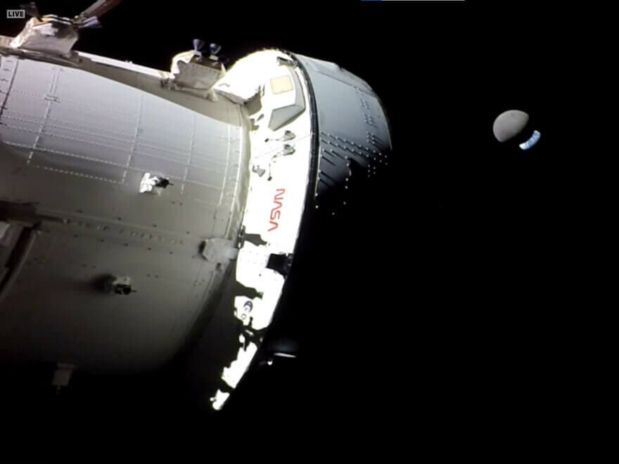 Orion vê a Lua quase encobrir a Terra, mais distante Orion, Terra e Lua