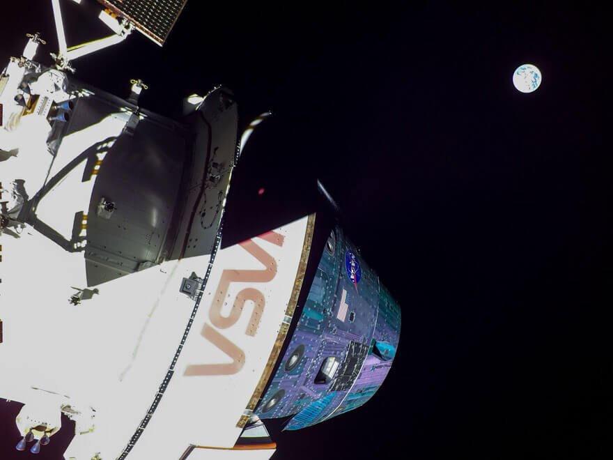 Terra ainda mais distante, à medida que a Orion se aproximava mais da Lua Orion e Terra