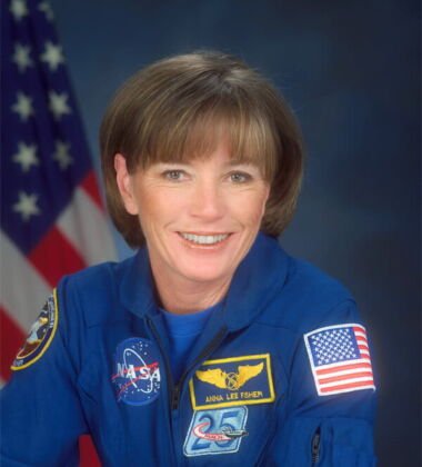 Física. Primeira mãe no espaço. Casada com o astronauta William Fisher. Passou 8 dias no espaço. Anna Lee Fisher
