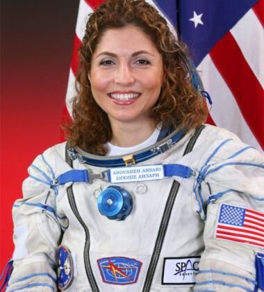 Primeira mulher turista espacial. Primeira iraniana no espaço. Passou 10,9 dias. Anousheh Ansari