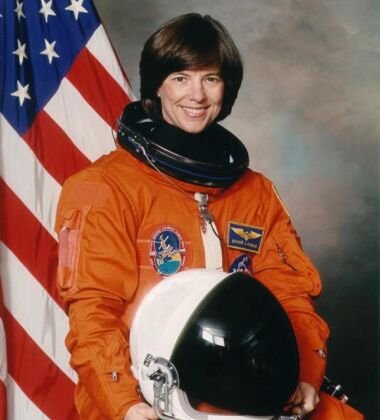 Engenheira; casada com o astronauta Ronald Sega. Passou 50,2 dias no espaço. Bonnie J. Dunbar