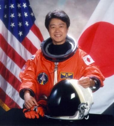 Cirurgiã. Primeira astronauta japonesa. Passou 23,6 dias no espaço. Chiaki Mukai