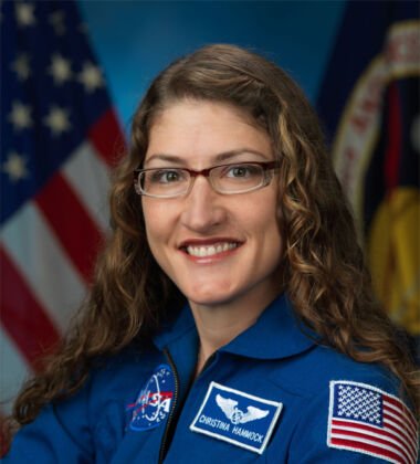 Física. Estabeleceu um recorde de 328 dias e 13 horas no espaço e comandou a primeira EVA exclusivamente feminina. Christina Koch