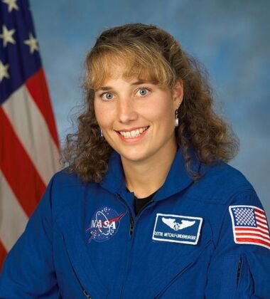 Professora. Passou 15,01 dias no espaço. Dorothy Metcalf-Lindenburger