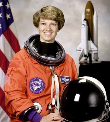 Piloto de testes de Força Aérea. Primeira mulher a pilotar e comandar um ônibus espacial. Passou 36,3 dias no espaço. Eileen Collins