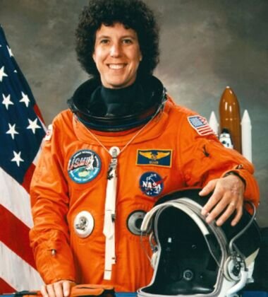 Física. Passou 28,6 dias no espaço. Ellen S. Baker