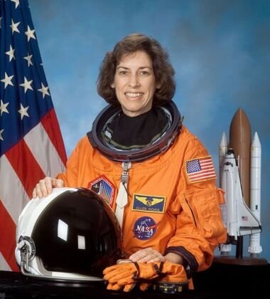 Engenheira. Primeira hispânica a ir ao espaço . Passou um total de 49,2 dias. Ellen Ochoa