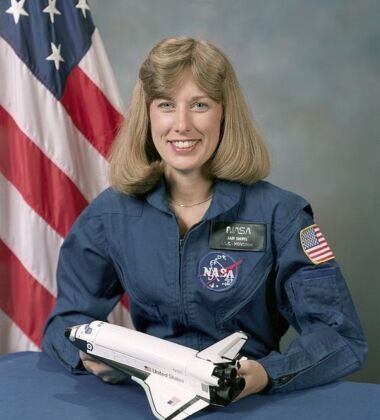 Foi ao espaço junto com seu marido, o astronauta Mark Lee. Eles foram o primeiro casal num voo espacial. Passou 28 dias no espaço. Jan Davis