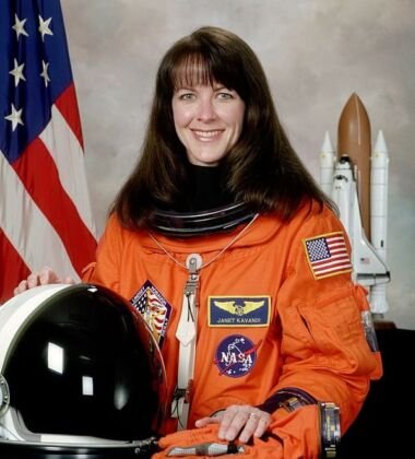Química. Passou 33,8 dias no espaço. Janet L. Kavandi