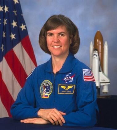 Engenheira. Passou ao todo 49,2 dias no espaço. Janice E. Voss