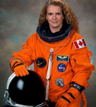 Engenheira. Segunda canadense astronauta. Passou 9,8 dias no espaço. Julie Payette