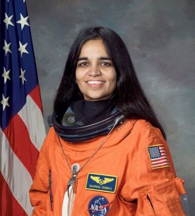 Engenheira. Acumulou 31,6 dias no espaço. Morreu durante a reentrada do ônibus espacial Columbia. Kalpana Chawla