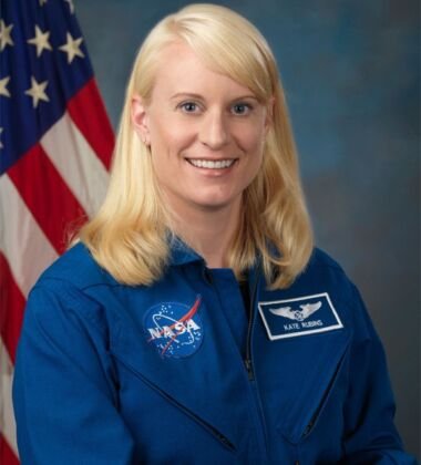 Bióloga; 60ª mulher a ir ao espaço; 115 dias e 2 horas no espaço. Kathleen Rubins