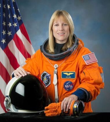 Aviadora na Marinha. Primeira mulher piloto de combate. Passou 15,9 dias no espaço. Kathryn P. Hire