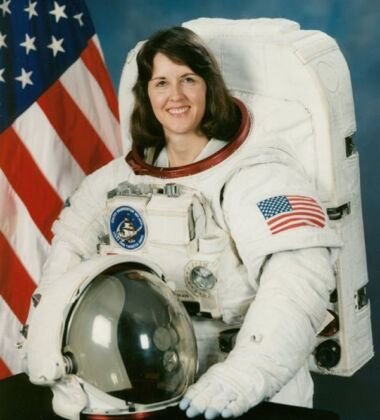Física. Primeira mulher a fazer várias EVAs. Passou 28,6 dias no espaço. Kathryn C. Thornton