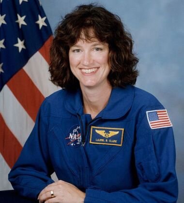 Física. Passou 15,9 dias no espaço. Morreu durante a reentrada do ônibus espacial Columbia. Laurel B. Clark