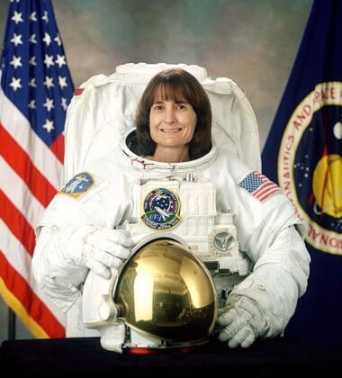 Física. Tem EVAs. Casada com o astronauta Steven Nagel. Passou 38,3 dias no espaço. Linda M. Godwin