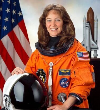 Piloto da Marinha dos EUA. Passou 12,8 dias no espaço. Lisa Nowak