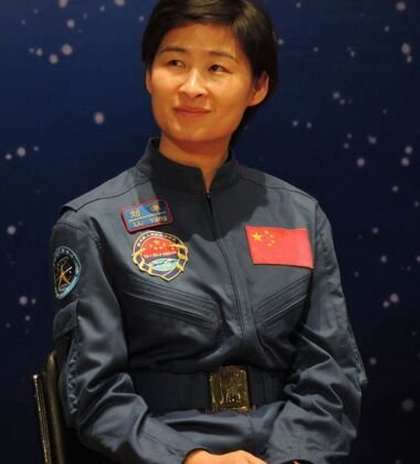Piloto. Primeira mulher chinesa no espaço (Missão Shenzhou 9.). Passou 13 dias. Liu Yang