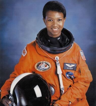 Física. Primeira afro-americana astronauta. Passou 7,9 dias no espaço. Mae Jemison