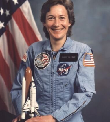 Engenheira. Tem 10,9 dias no espaço. Mary L. Cleave