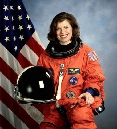 Química. Passou 18,8 dias no espaço. Mary E. Weber