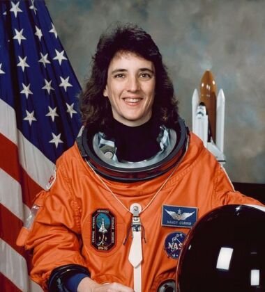 Engenheira do Exército. Acumulou um total de 41,2 dias no espaço. Nancy J. Currie