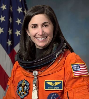 Engenheira. Passou 103 dias no espaço. Nicole P. Stott
