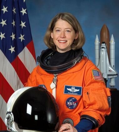 Piloto de testes da Força Aérea. Segunda comandante de um ônibus espacial. Passou 23,7 dias no espaço. Pamela Melroy