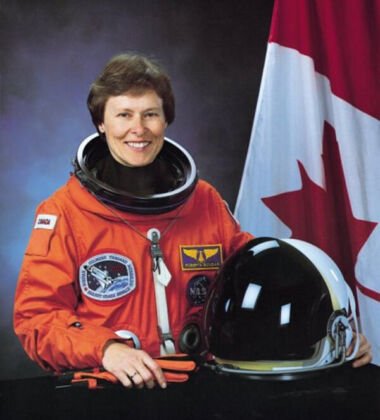 Neurologista. Primeira canadense no espaço. Passou 8,1 dias. Roberta Bondar