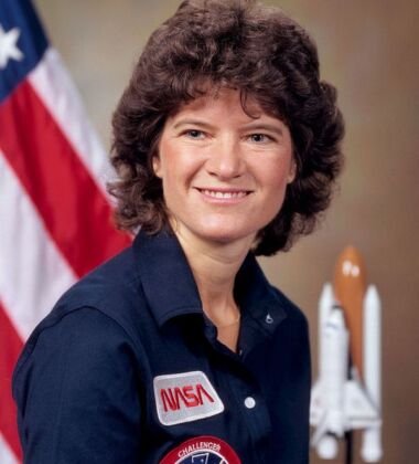 Primeira americana no espaço (STS-7, missão do ônibus espacial Challenger em 18 de Junho de 1983). Casada com o astronauta Steve Hawley. Passou 14,3 dias no espaço. Sally Ride