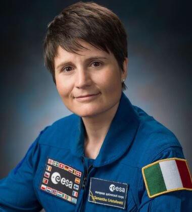 Capitã da Força Aérea. Primeira italiana no espaço e na ISS. Astronauta da ESA. Acumulou 199,67 dias. Samantha Cristoforetti