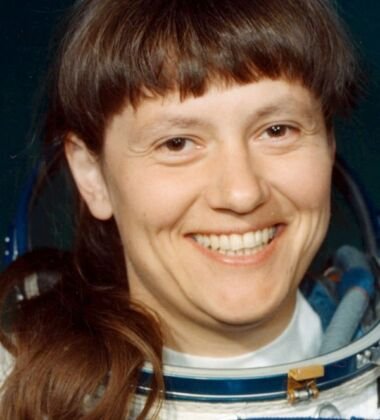 Piloto de testes, engenheira e segunda mulher no espaço. Foi a primeira numa estação espacial (Salyut 7, 1982) e a fazer uma EVA (25 de julho de 1984). Ficou ao todo 19,71 dias em órbita. Svetlana Savitskaya