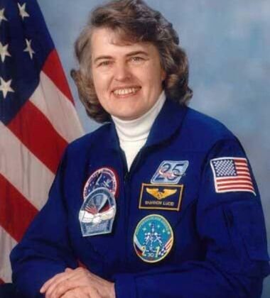 Bioquímica. Primeira americana numa estação espacial (Mir, 1996). Primeira mulher nascida na China a ir ao espaço. Acumulou 223,12 dias. Shannon Lucid