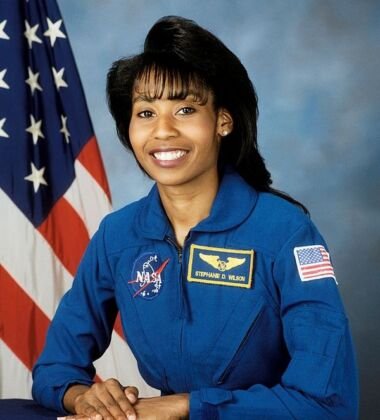 Engenheira. Passou 12,8 dias no espaço. Stephanie Wilson