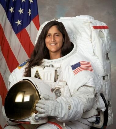 Oficial da Marinha dos EUA; 321 dias no espaço. Detém o recorde de EVA feminino: 50 horas e 40 minutos. Sunita Williams
