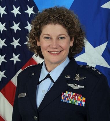 Piloto de testes da Força Aérea. Realizou uma EVA. Acumulou um total de 210,9 dias no espaço. Susan J. Helms