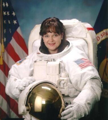 Astrônoma. Realizou uma EVA. Casada com o astronauta Jeff Wisoff. Passou 63,1 dias no espaço. Tamara E. Jernigan