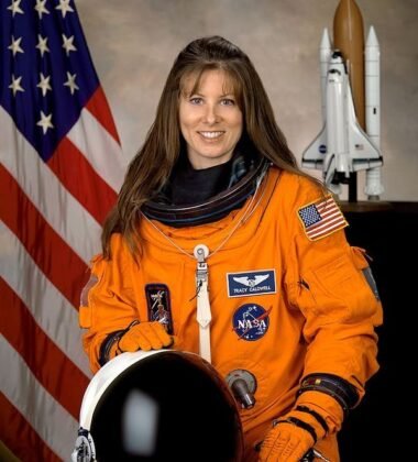 Química. Primeira astronauta nascida após o voo da Apollo 11. Passou 12,75 dias no espaço. Tracy Caldwell Dyson