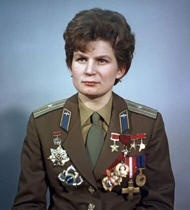 Primeira e mais jovem mulher no espaço (26 anos). Seu voo na Vostok VI (16 de junho de 1963) durou 2 dias e 23h. Foi também a única mulher até hoje a fazer um voo espacial sozinha. Valentina Tereshkova