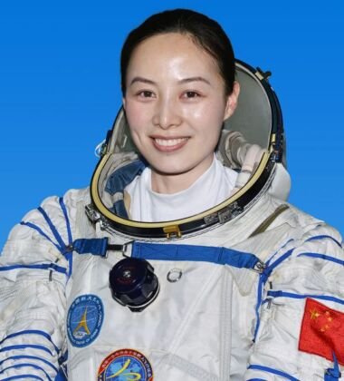 Piloto. Segunda chinesa no espaço (Missão Shenzhou 10). Passou 14 dias em órbita. Wang Yaping