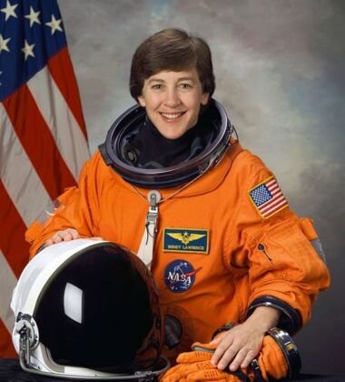 Engenheira da Marinha. Passou um total de 51,2 dias no espaço. Wendy B. Lawrence