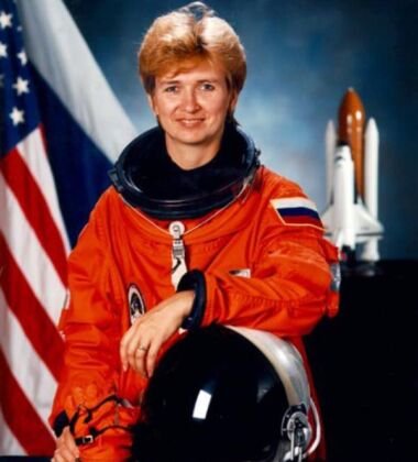 Engenheira. Primeira russa a voar em duas espaçonaves diferentes, Soyuz TM-20 e STS-84, ambas em viagens à Mir. Primeira russa num ônibus espacial. Tem 178,4 dias em órbita. Yelena V. Kondakova